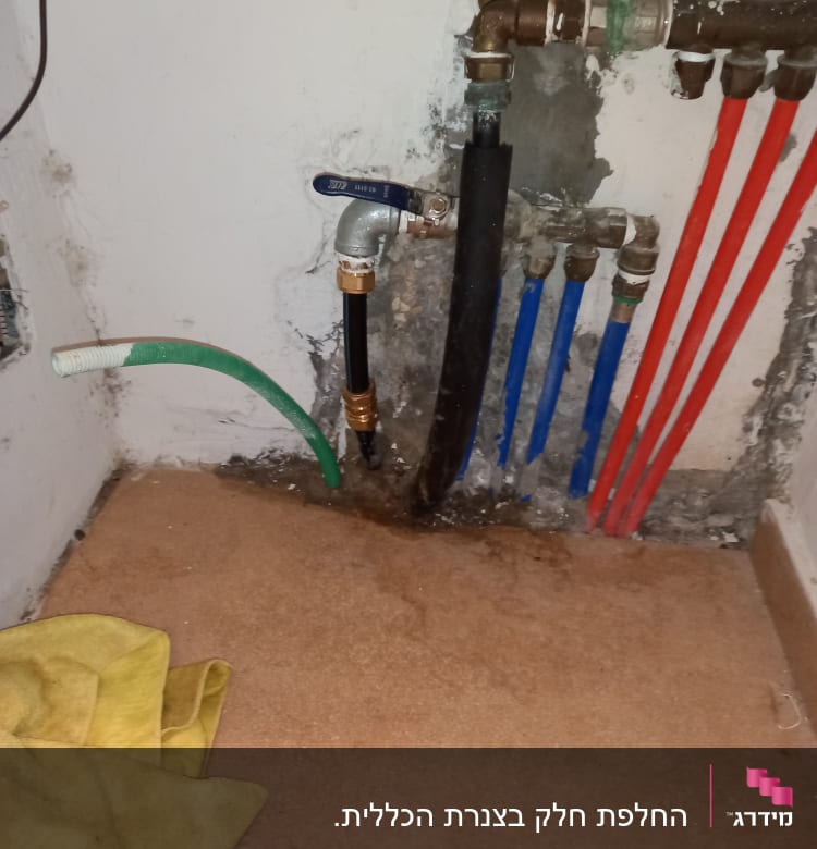 צינורות מים צבעוניים עם ברזים בקיר